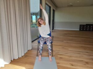 Lisa van der Waal geeft stoelyoga bij Land aan Zee